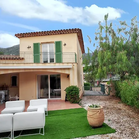 Holiday home Maison De Confortable Avec Jardin Et Terrasse Au Lavandou
